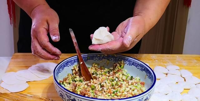 西葫芦饺子好吃有诀窍，用这个方法调馅，味道格外鲜，味精都省了