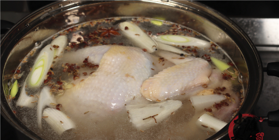 把鸡放在盐水中泡一泡，出锅比盐水鸭还好吃，学会全家夸你是大厨