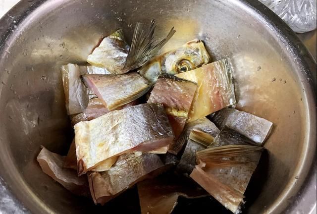 鱼干除了熬汤，辣炒做法也不错，鲜美劲道嚼着香