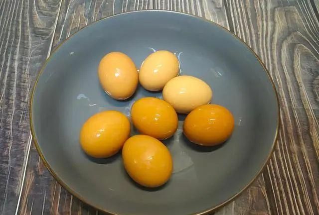 煮鸡蛋时，不要用清水煮，多加两种料，蛋壳一剥就掉，嫩滑又好吃