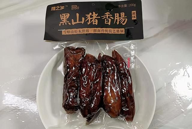 芹菜炒腊肠，简单一炒上桌，荤素搭配年夜饭的味美佳肴