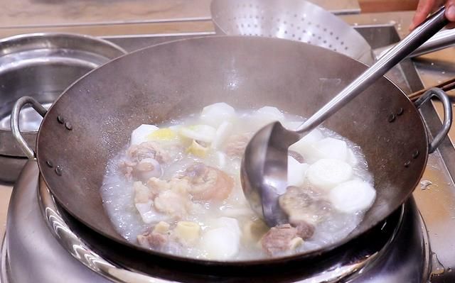 大厨分享熬骨头汤的家常做法，炖之前多做这一步，汤汁浓白鲜美