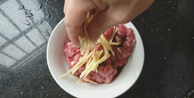 牛肉加1把豆角，好吃到不想放筷，嫩滑味美翠绿好吃，下饭又解馋