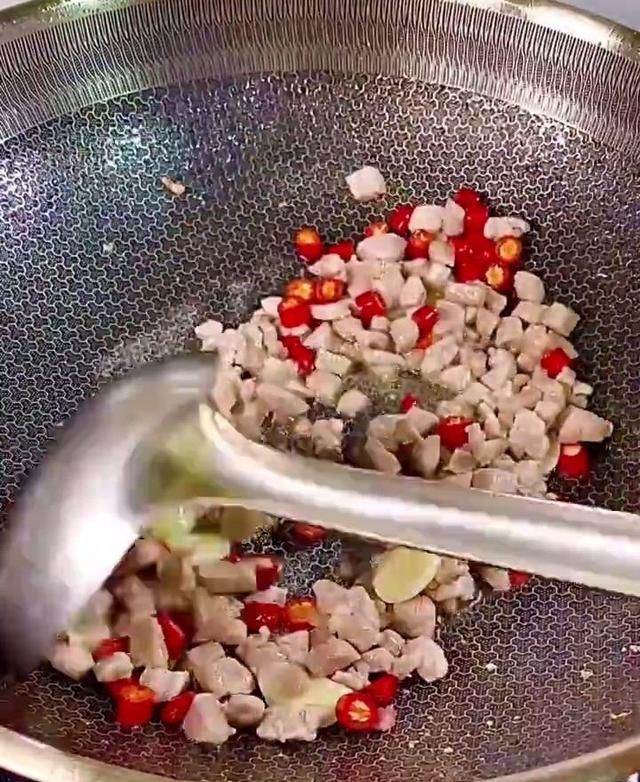 今天美食，黄瓜炒肉，太好吃了，黄瓜这么做，但是太好吃了