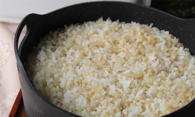 糙米饭难熟口感硬，只是少做了这一步，教你正确做法，绵软好吃