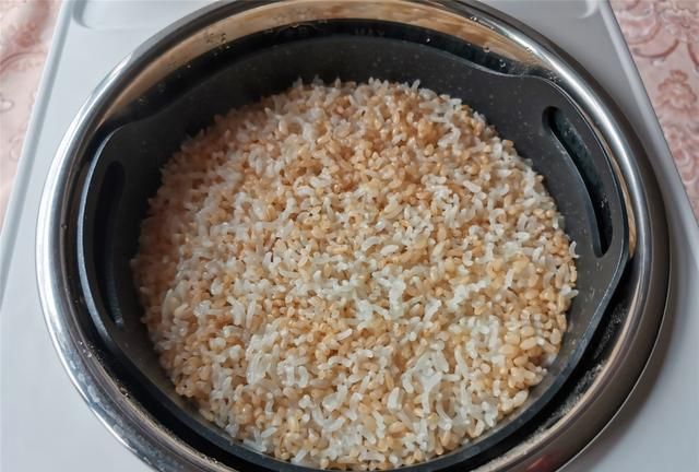 糙米饭难熟口感硬，只是少做了这一步，教你正确做法，绵软好吃