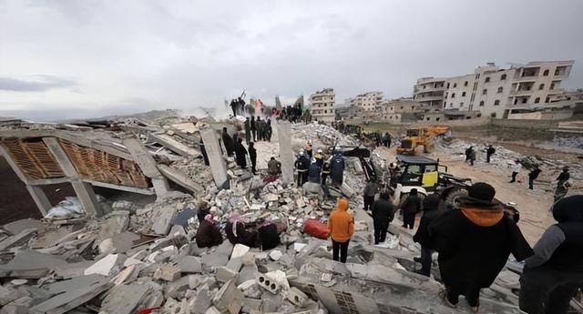 土耳其大地震，满目疮痍楼宇歪斜，为何中国建筑屹立不倒？