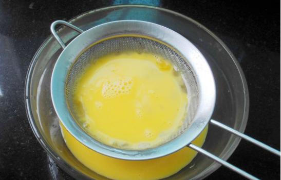 水蒸蛋用凉水还是热水？蒸几分钟？看酒店大厨如何做，比豆腐还嫩