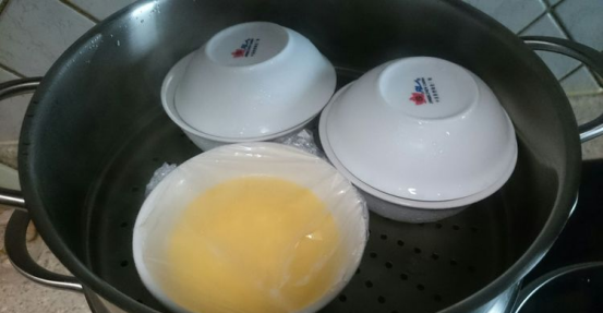 水蒸蛋用凉水还是热水？蒸几分钟？看酒店大厨如何做，比豆腐还嫩