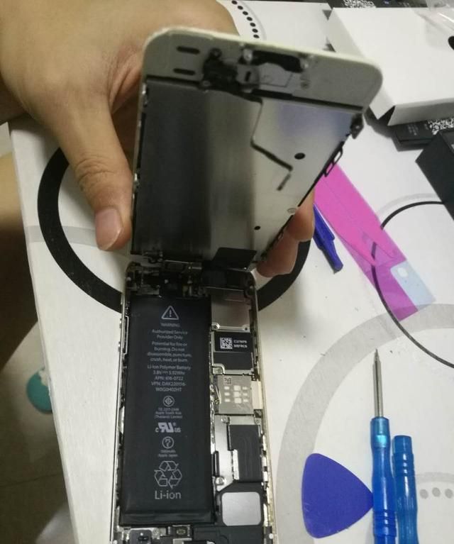 小白亲拆iPhone5s更换电池，手机满血复活