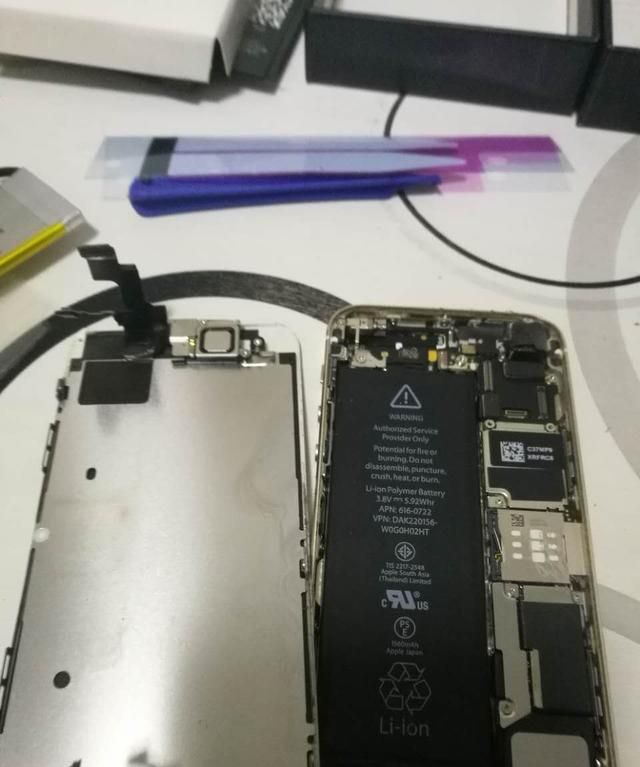 小白亲拆iPhone5s更换电池，手机满血复活