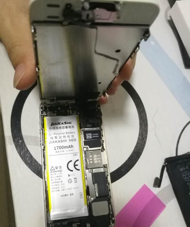 小白亲拆iPhone5s更换电池，手机满血复活