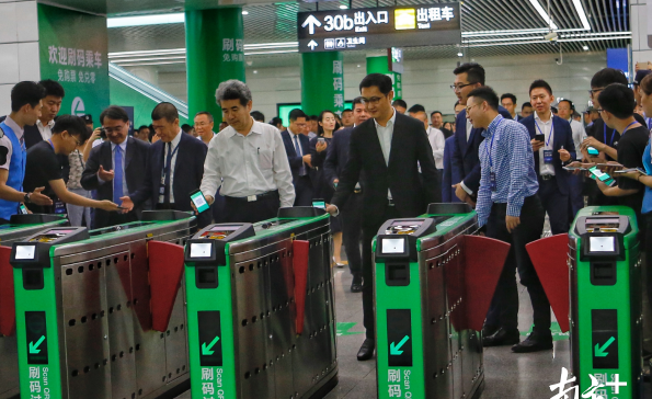 今天起，深圳地铁可扫码乘！小马哥亲自示范，三种方式轻松过闸！