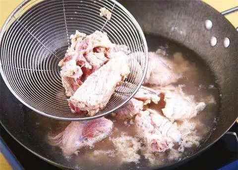 吃肉焯水时凉水下锅还是开水下锅，学会这2个方法技巧更营养美味