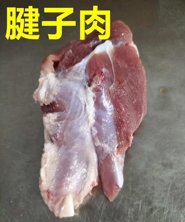 买猪肉时，旁边大妈专挑不瘦的买，摊主：这才是行家，你还别不信