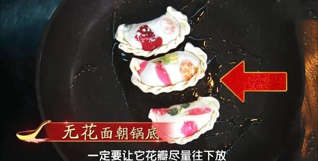 饺子包好后，直接放冰箱就“废了”！教你一个妙招，饺子不粘连，不破皮