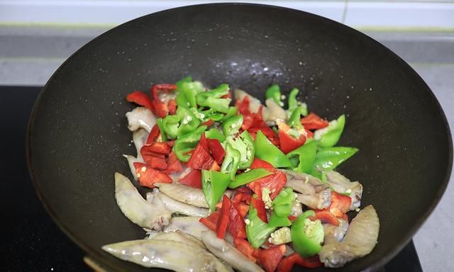 追剧零食，滑嫩解馋的辣椒炒鸡翅尖，只要几滴油营养美味不油腻