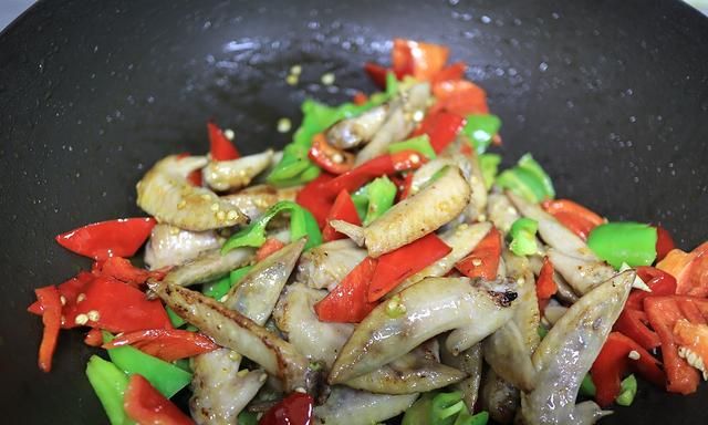 追剧零食，滑嫩解馋的辣椒炒鸡翅尖，只要几滴油营养美味不油腻