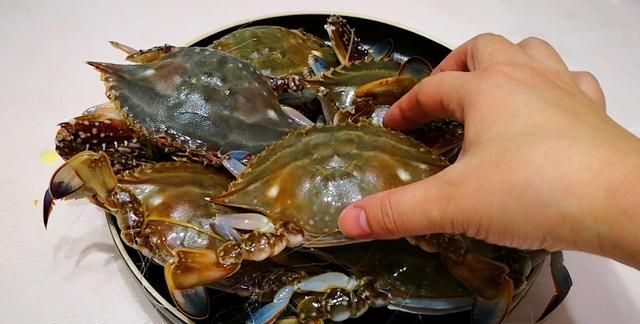 蒸螃蟹，冷水还是热水上锅？多数人做错，难怪蟹黄外流，蟹腿一锅
