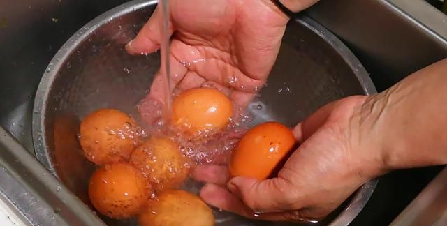 为什么东北人喜欢端午节吃煮鸡蛋？很多人不了解，原来是老传统