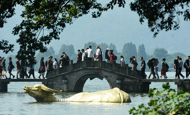 杭州西湖断桥，明明没有断，为什么叫：“断桥”？