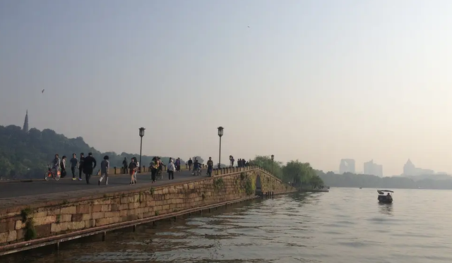 杭州西湖断桥，明明没有断，为什么叫：“断桥”？