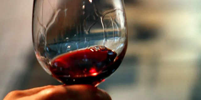 红酒的“保质期”有多长？过期10年还能喝吗？喝了30年，才搞明白