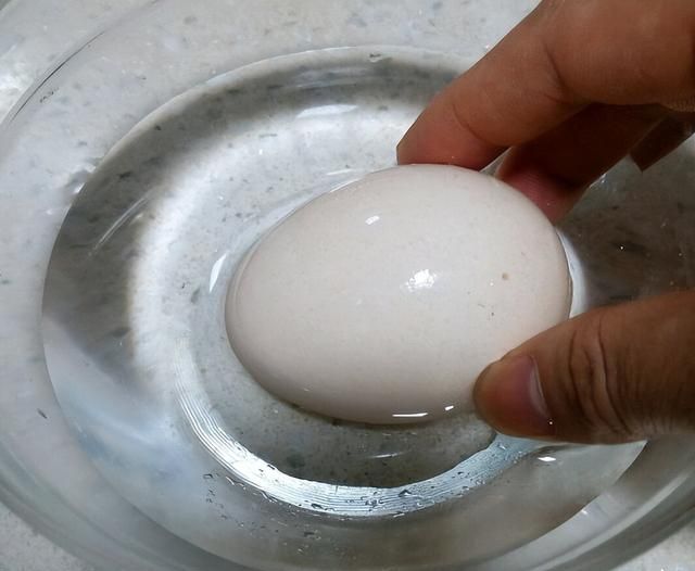 母亲腌了40年咸鸭蛋，不裹泥不泡水，1个月起沙出油，比买的好吃