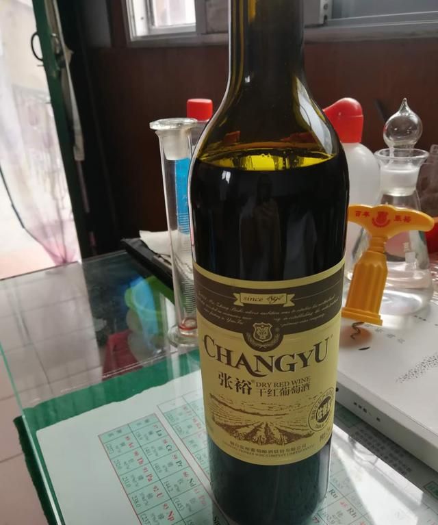 顾客称张裕葡萄酒中喝出葡萄皮，经销商：不可能发生｜消费曝