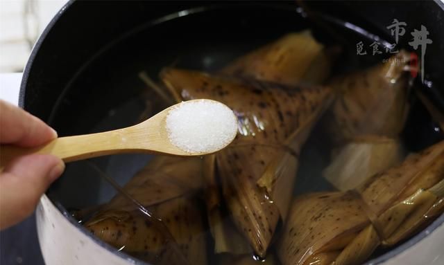 煮粽子，用冷水还是热水？煮多久？加什么煮的更香？一次告诉你