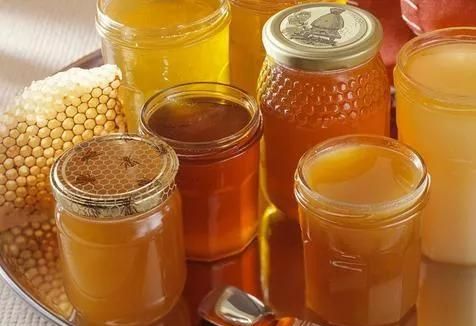 蜂蜜怎么保存，是放冰箱里冷藏呢，还是放冰箱里冷冻？