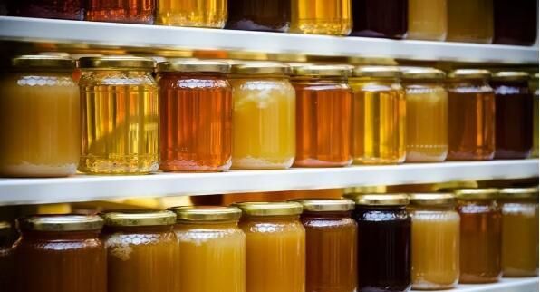 蜂蜜有酒味是怎么回事？蜂蜜有酒精味还能喝吗？