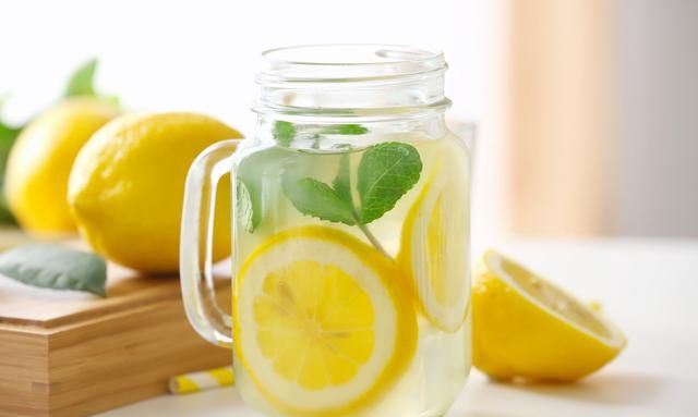 柠檬水应该用凉水泡还是开水泡？用错水不只难喝，营养也损失大半