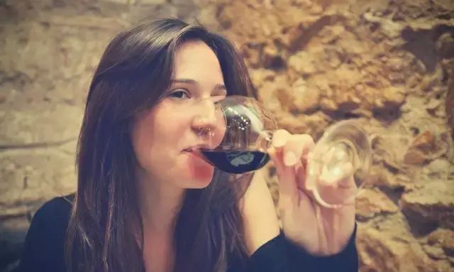 品鉴入门：葡萄酒带酸味是怎么回事？