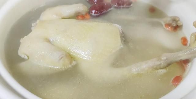 炖鸽子汤时，牢记“3放2不放”搭配，最营养最好吃煲鸽子汤的做法