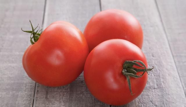 怎么辨别出打了“激素”的西红柿？看一个部位轻松避开，别买错了