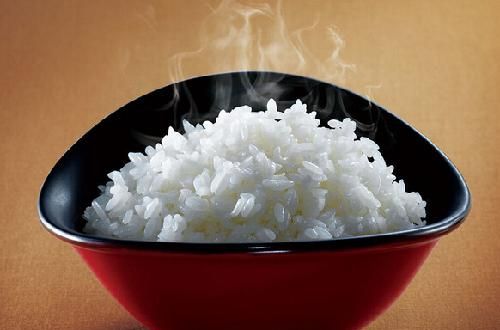 夹生米饭的补救方法(电饭煲米饭夹生该怎么补救)图1