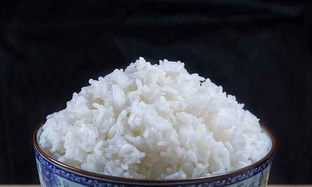 隔夜米饭能吃吗？二次加热会致癌？真正不建议隔夜的是这4种食物