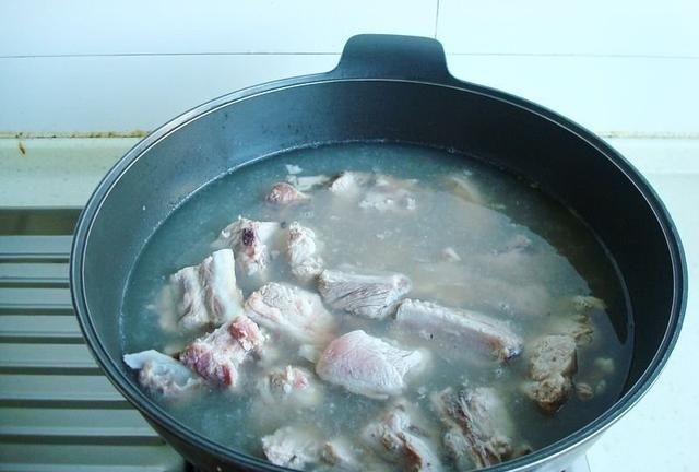 炖排骨汤，是凉水下锅还是热水下锅？
