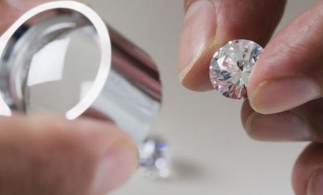 2009年，33万裸钻被偷梁换柱，店员坚称：我的视线没有离开过钻石