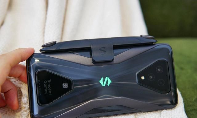 120Hz的丝滑体验：黑鲨3S游戏手机深度评测