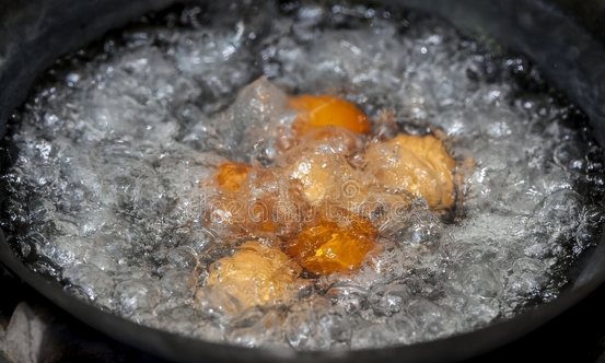 煮鸡蛋时，是冷水下锅还是热水下锅？牢记2点，鸡蛋壳一碰就掉