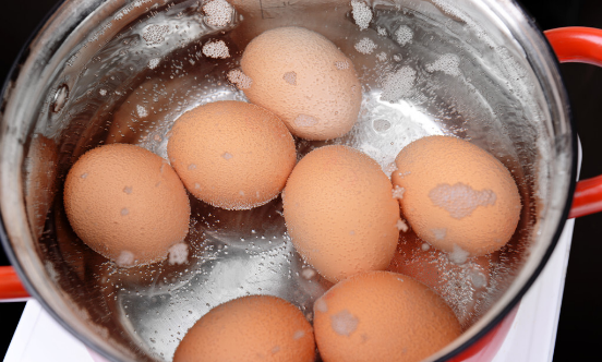 煮鸡蛋时，是冷水下锅还是热水下锅？牢记2点，鸡蛋壳一碰就掉