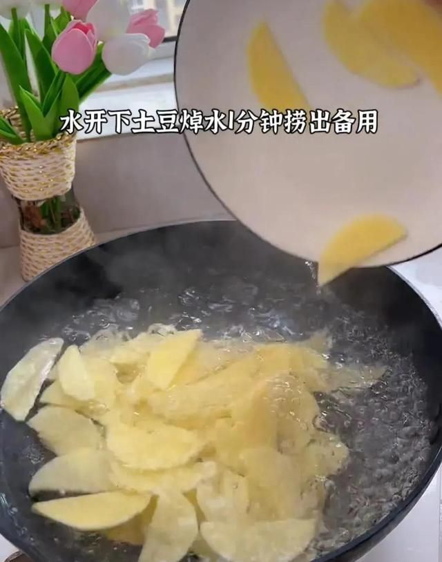 家庭小炒土豆火腿肠按照这样方法炒比饭店里的要好吃，超级下饭