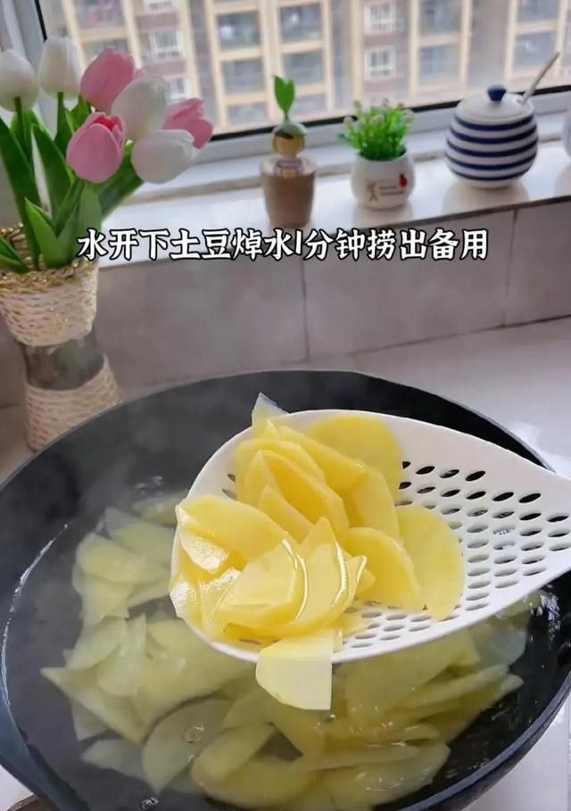 家庭小炒土豆火腿肠按照这样方法炒比饭店里的要好吃，超级下饭