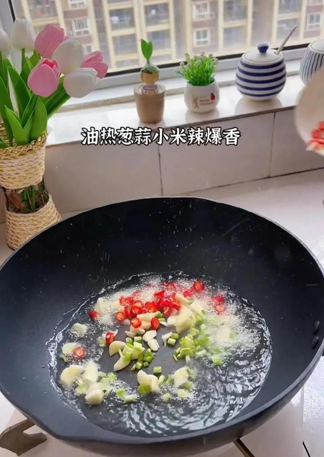 家庭小炒土豆火腿肠按照这样方法炒比饭店里的要好吃，超级下饭