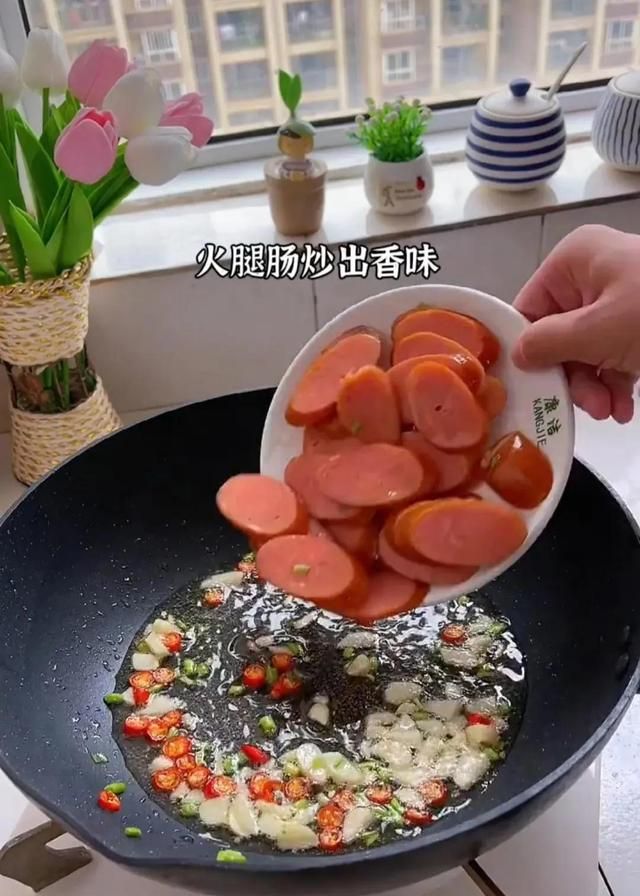 家庭小炒土豆火腿肠按照这样方法炒比饭店里的要好吃，超级下饭