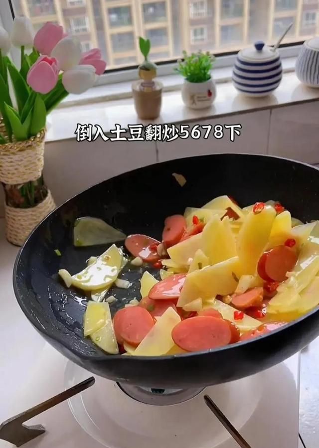 家庭小炒土豆火腿肠按照这样方法炒比饭店里的要好吃，超级下饭