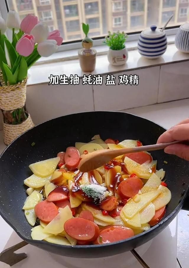 家庭小炒土豆火腿肠按照这样方法炒比饭店里的要好吃，超级下饭