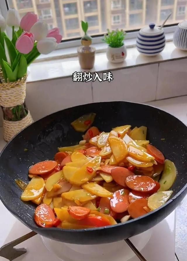 家庭小炒土豆火腿肠按照这样方法炒比饭店里的要好吃，超级下饭